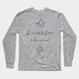 Live and love in the moment Long Sleeve T-Shirt